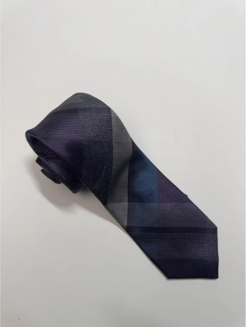 Kenneth Cole Reaction Silk Blend Tie In‎ Purple And Silver Plaid